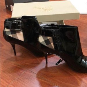 NEW Burberry patent leather booties